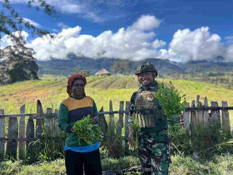 Satgas Yonif 700/WYC Borong Hasil Tani Warga Nipuralome: Bukti Cinta TNI Untuk Tanah Papua