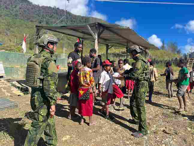 Satgas Yonif 700/WYC Berbagi Keceriaan,Anak-Anak SD Mayuberi Pulang Sekolah Disambut Manis Prajurit TNI