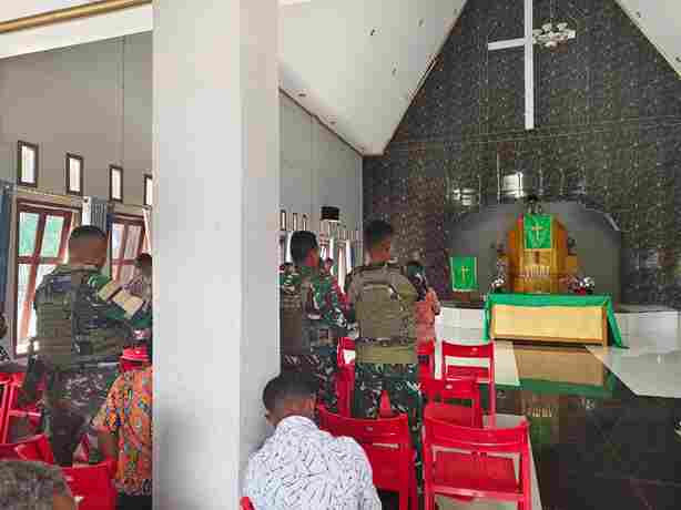 Satgas Yonif 521/DY Bagikan Bingkisan Makanan Kepada Kepala Suku Dan Masyarakat Di Gereja GKI Yoska Yudea