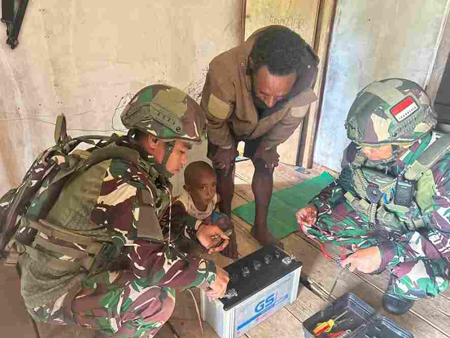 Satgas Yonif 521/DY Manunggal Dengan Rakyat Di Distrik Apalapsili