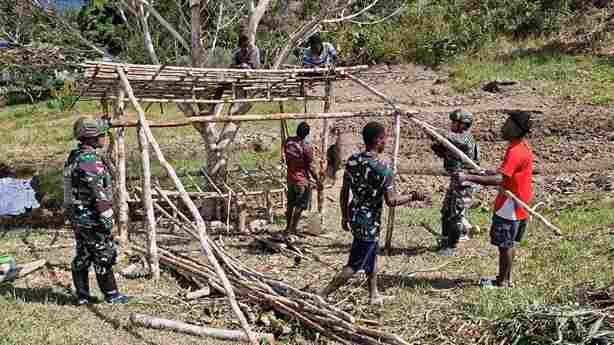 Manunggal TNI-Rakyat Satgas Yonif 521/DY Gotong Royong Bangun Honai Di Distrik Eragayam