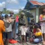 Pos Suator Satgas Yonif 123/Rajawali Bagikan Pakaian Layak Pakai Kepada Masyarakat Emnam