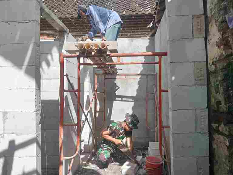 Tanpa Henti, Satgas TMMD Kebutan Pembangunan MCK untuk Warga Wonosari