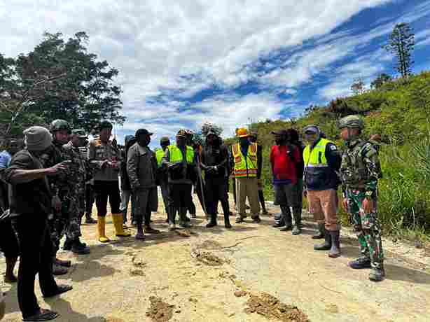Sinergitas TNI – POLRI, Satgas Yonif 521/DY Karya Bhakti Tangani Tanah Longsor di Distrik Kelila