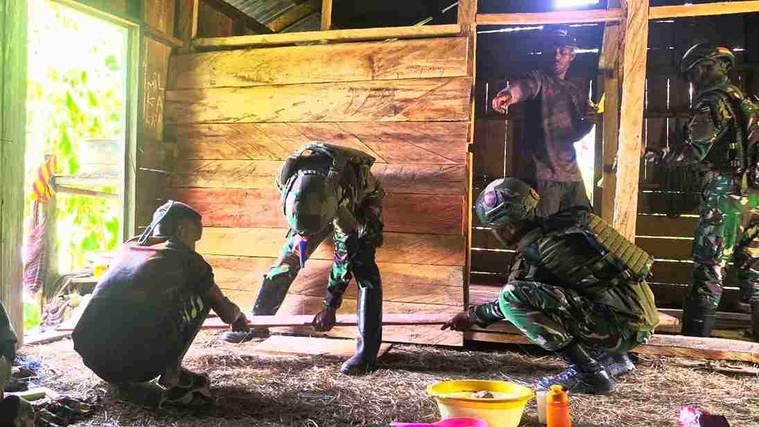 Wujud Kepedulian TNI, Satgas Yonif 521/DY Bantu Renovasi Rumah Warga di Distrik Eragayam