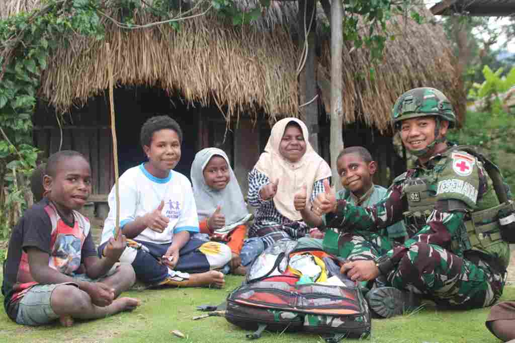 Ramadhan Berkah, Satgas Yonif 521/DY Anjangsana Berbagi di Rumah Warga Distrik Walesi