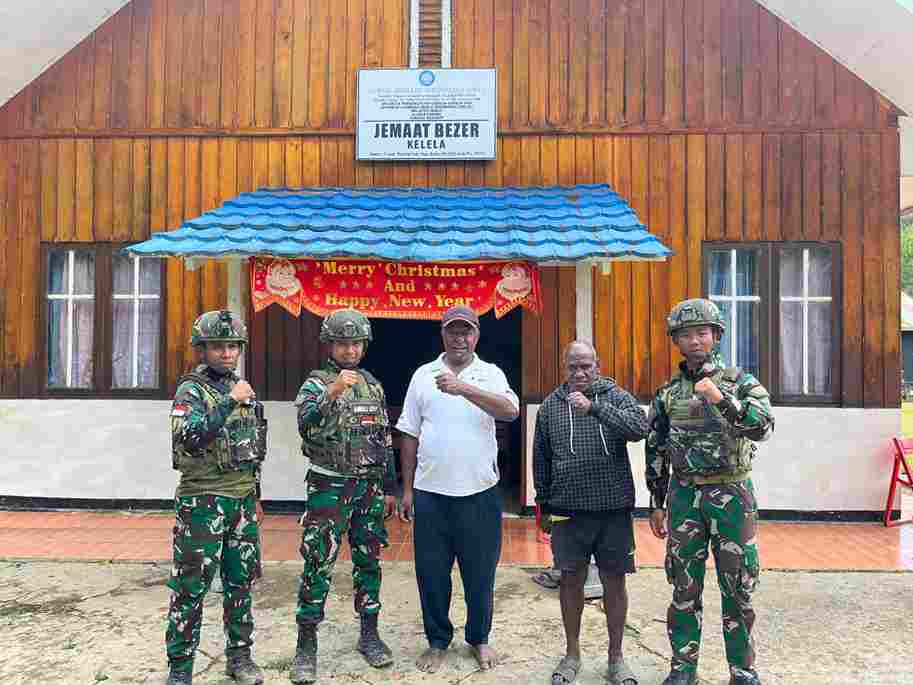 Karya Bakti Satgas Yonif 521/DY Bersihkan Lingkungan Gereja Bezer di Distrik Kelila