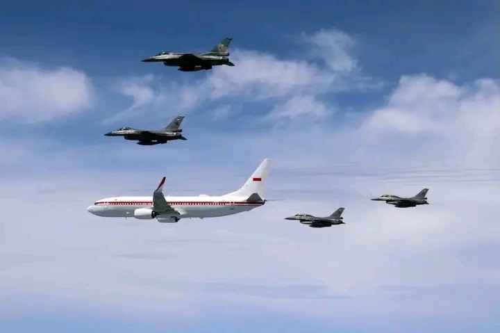 HUT TNI AU, Pesawat Kepresidenan Dikawal Empat F-16 dan Dua T50 Golden Eagle