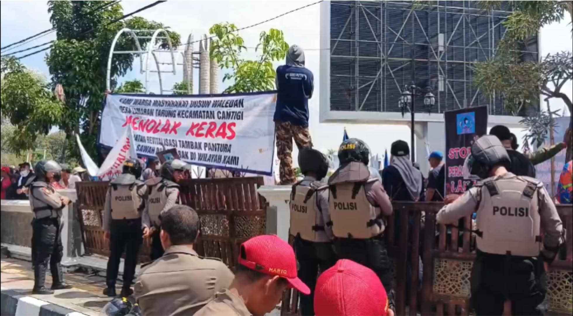 KOMPI Kembali Turun ke Jalan, Ribuan Massa Kepung Pendopo Indramayu Tolak Revitalisasi Tambak Pantura