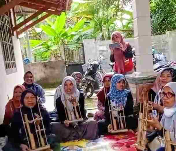 Harmoni Perempuan Penggerak: Saat Ibu-ibu PKBM Membangun Kebersamaan Lewat Angklung