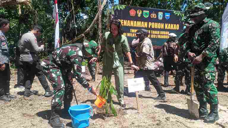 Pangdam XVIII/Kasuari Pimpin Penanaman Pohon Kakao Secara Simbolis pada Penutupan TMMD ke-128 Kodim 1801/Manokwari