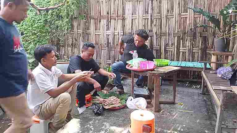 Kumpul Bareng Anggota IWO Indramayu Pererat Silaturahmi Sambil Menikmati Sate Bakar