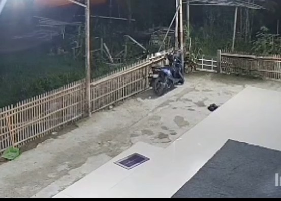 Aksi Pencurian Motor di Perumahan Villa Kencana Cikarang tepatnya Mushola Al Ikhlas Gagal, Terekam CCTV