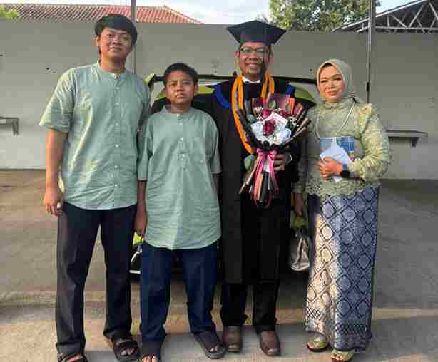 Al-Zaytun Community Service Tutor Earns Master’s Degree at 49: When Learning Becomes a Path to Lifelong Devotion