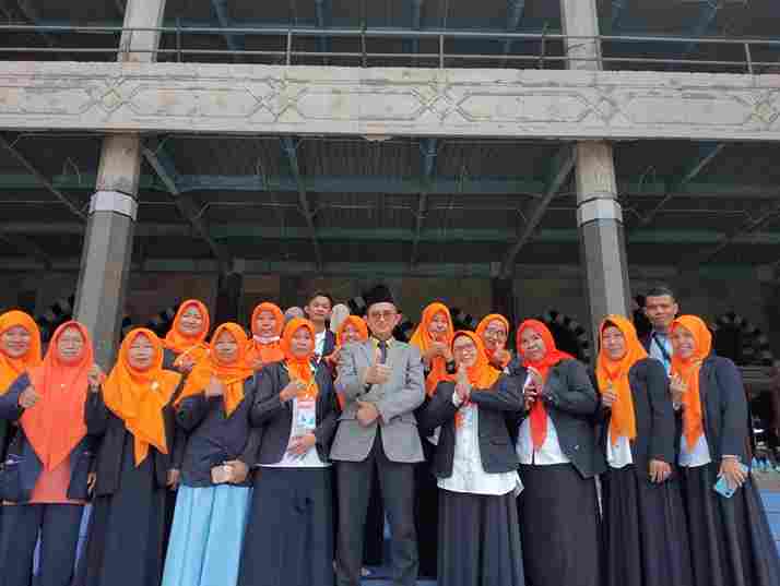 Al Zaytun Community Learning Center: From a Delayed Dream to College, Mrs.Maryati’s Inspiring Story of Breaking the Limits of Age