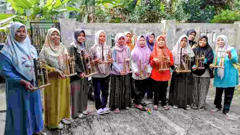 Harmoni Cinta dari Gantar : Kisah Ibu-Ibu PKBM Al Zaytun Merajut Kebersamaan Lewat Angklung
