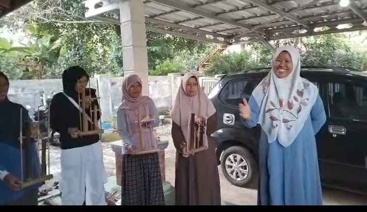 Harmony of Love from Gantar : The Story of Al Zaytun Community Service Center (PKBM) Mothers Weaving Togetherness Through Angklung