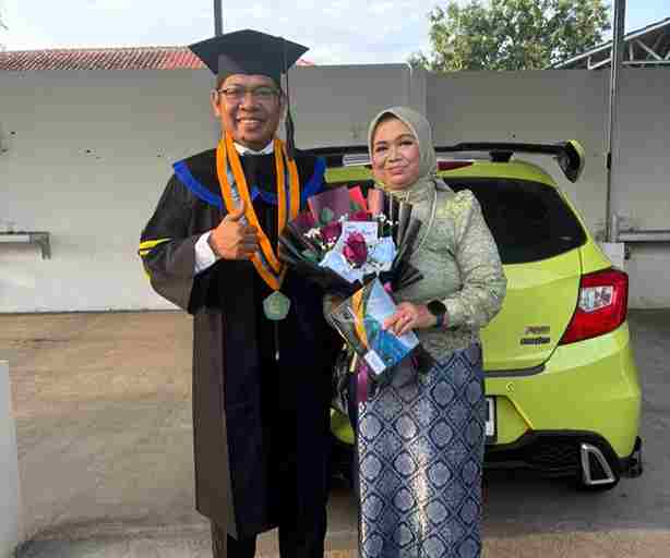Tutor PKBM Al Zaytun Raih Gelar Magister di Usia 49 Tahun: Ketika Belajar Menjadi Jalan Pengabdian Seumur Hidup
