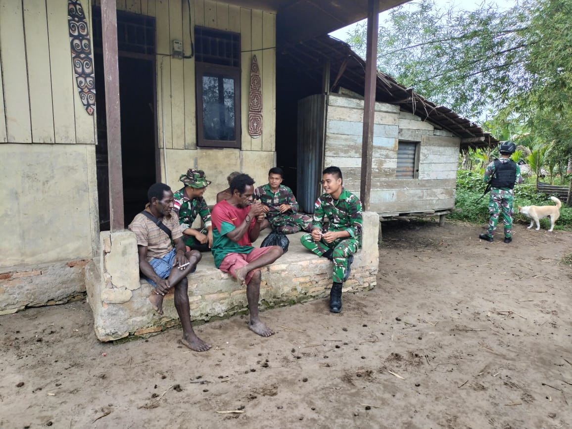 Satgas Yonif 123/Rajawali Pererat Silaturahmi dengan Warga Melalui Komsos di Kampung Wonggi