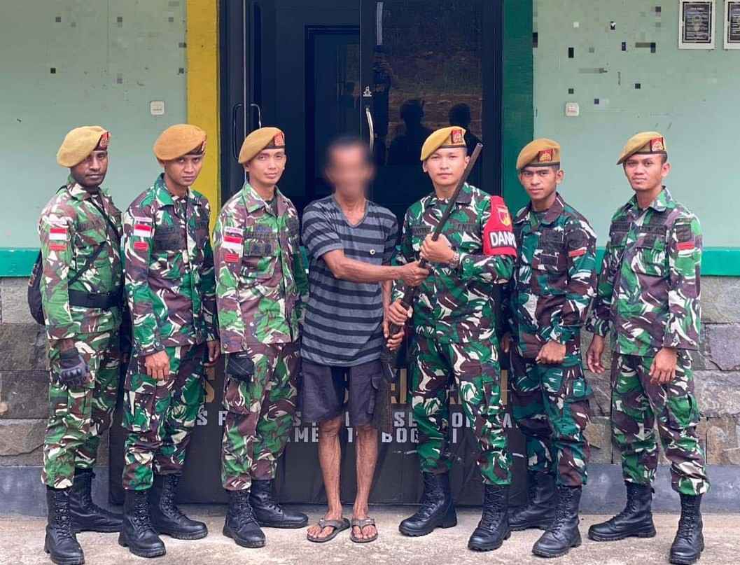 Satgas Pamtas RI-MALAYSIA Yonarmed 19/Bogani Terima Penyerahan Senjata Api Dari Warga Perbatasan di Kabupaten Sambas