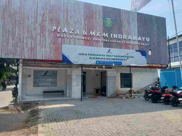 Wajah Baru Plaza UMKM Indramayu, Proyek Penataan Halaman Resmi Dikerjakan