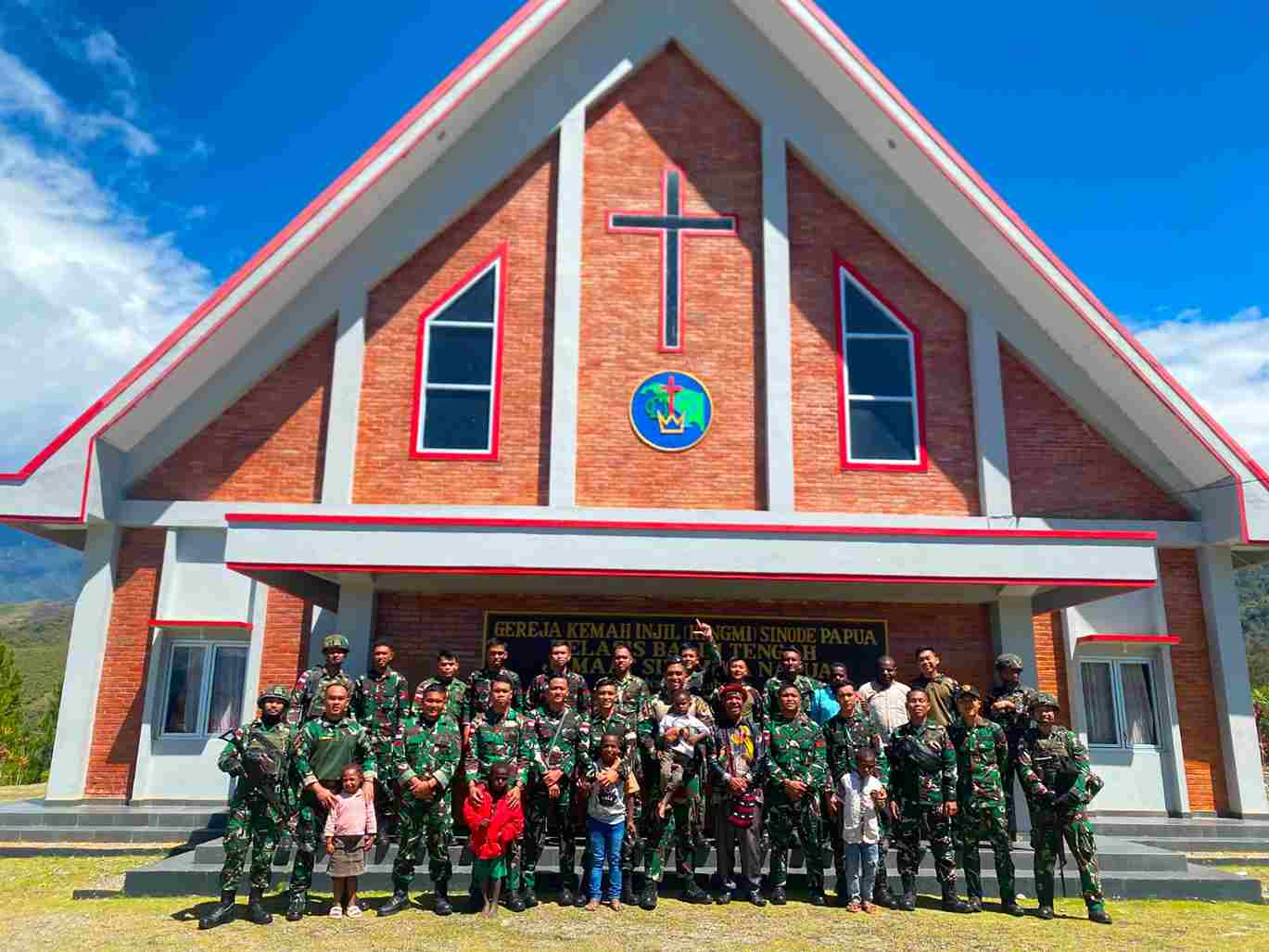 Ibadah Minggu Bersama Warga Distrik Napua Satgas Pamtas RI-PNG Kewilayahan Yonif 645/Gardatama Yudha Guna Pererat Persaudaraan