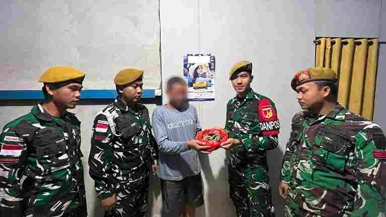 Pendekatan Humanis Satgas Pamtas RI-Malaysia Yonarmed 19/Bogani Berbuah Hasil, Warga Perbatasan Sukarela Serahkan 1 Kg Sisik Trenggiling