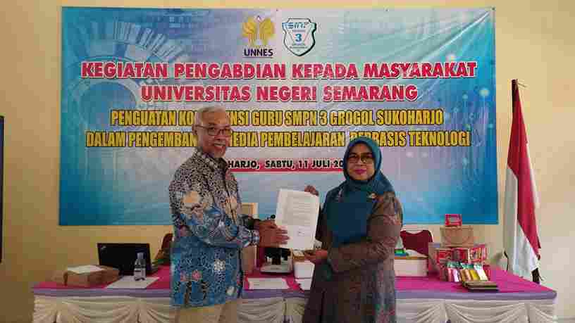 Tim Pengabdian FMIPA UNNES Latih Guru SMPN 3 Grogol Sukoharjo Kembangkan Media Pembelajaran