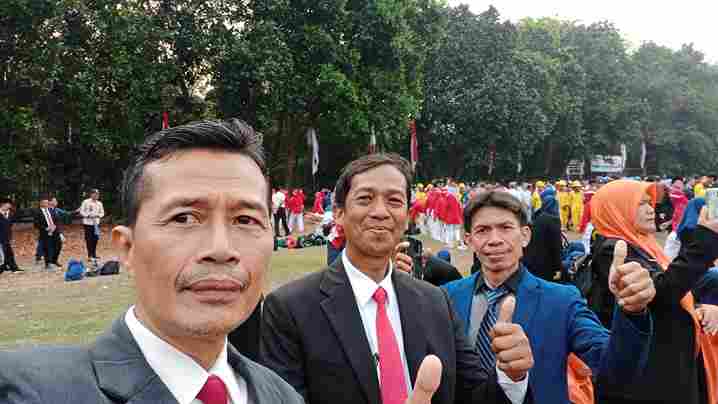 TUTOR DAN WARGA BELAJAR PKBM AL-ZAYTUN BERDIRI BERSAMA UNTUK INDONESIA