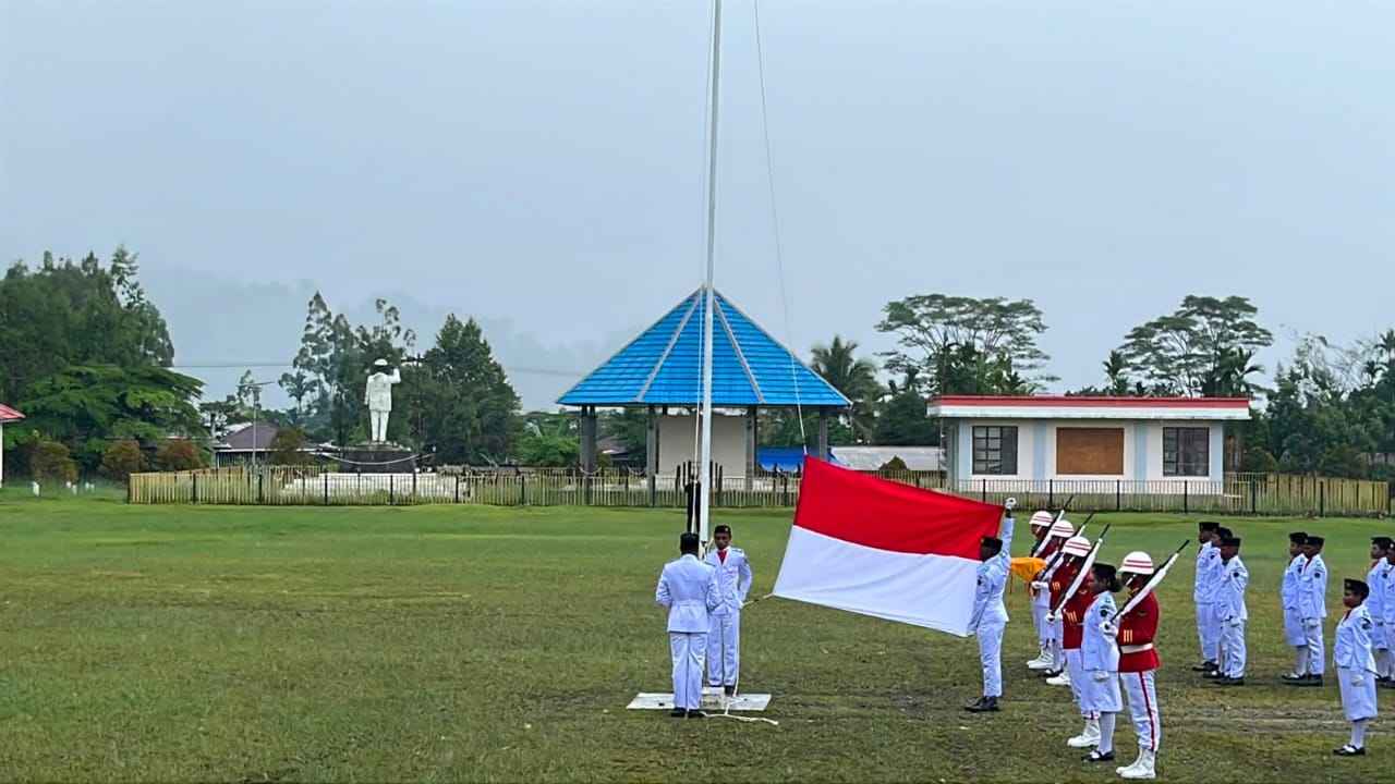 SEMANGAT KEMERDEKAAN REPUBLIK INDONESIA KE-81 POS KOUT ELELIM LAKSANAKAN UPACARA BENDERA MERAH PUTIH DAN GELAR PERLOMBAAN