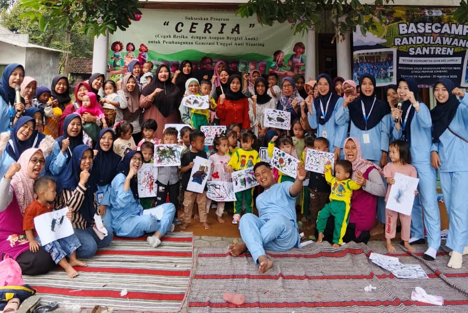 Finger Painting sebagai Stimulasi Motorik Halus, Tim STIKes Pemkab Jombang Gali Kreativitas 35 Balita di Jombang