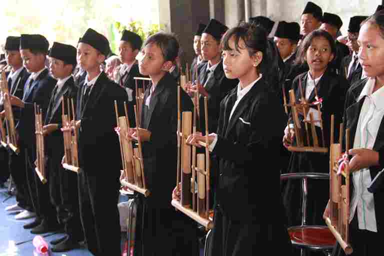 WHEN THE VIOLIN HARMONIZES WITH THE ANGKLUNG: A NEW MUSICAL MILESTONE FOR MA’HAD AL ZAYTUN