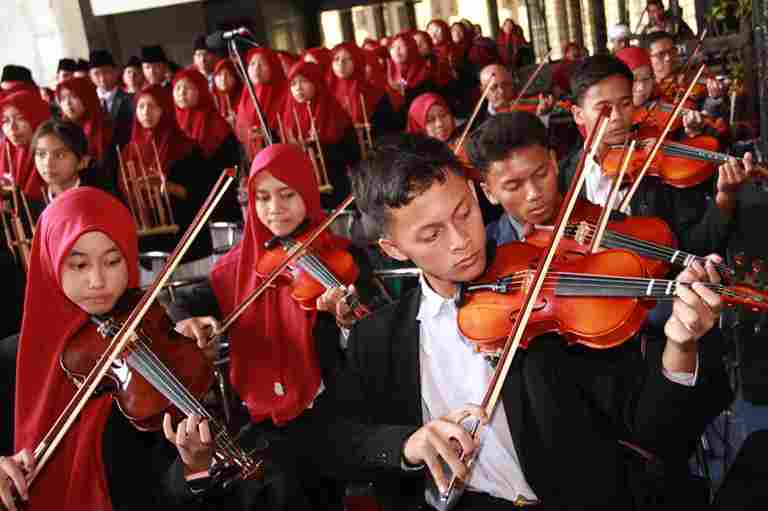KETIKA BIOLA BERPADU DENGAN ANGKLUNG : LANGKAH BARU SENI MUSIK MA’HAD AL-ZAYTUN
