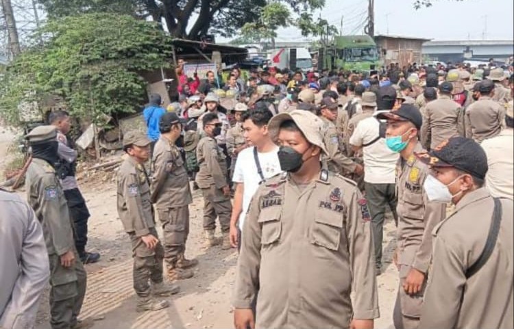 UPAYA PENERTIBAN 19 BANGUNAN LIAR DI JALAN JARAKOSTA DESA SUKADANAU CIKARANG BARAT, BEKASI, TERPAKSA DITUNDA
