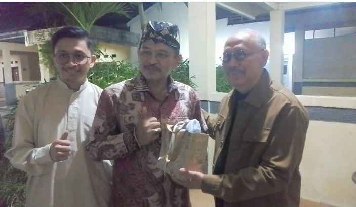 Momen Hangat Ebiet G.Ade Berikan Kado untuk H. Gori